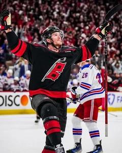 Foto de hockey Andrei Svechnikov Goal Celly Carolina Hurricanes 8x10 NHL - Imagen 1 de 1