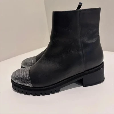 Botas femininas europeias de couro preto com biqueira prata tamanho 8,5 ligeiramente usadas - Imagem 1 de 4