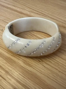 Vintage Weiss Cream Rhinestone Bakelite Hinged Clamp Cuff Bracelet Hinge Clamper - Picture 1 of 10