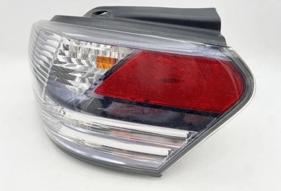 Luz trasera Lexus HS250h 2010-2012 montada en cuarto panel lateral para pasajeros  Foto 1 de 2