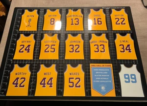 3 TAGLIE - Maglia Los Angeles Lakers Championship & Ritirata # Banner DECAL NBA - Foto 1 di 17