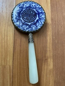 Gebrauchter, Vintage, chinesischer Hand-, Kosmetik-/Handtaschenspiegel emailliert, Jadegriff - Bild 1 von 12