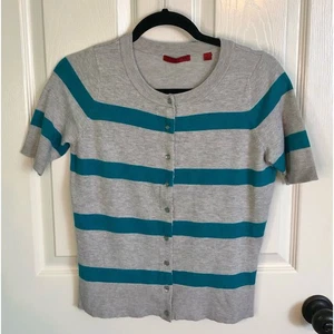 Rote Marken Button Down Strickjacke Kurzarm grau mit türkisfarbenen Streifen Größe Small - Bild 1 von 6