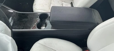 TESLA MODEL 3 2018 Front Floor Center Console Black With Silver Trim Foto 1 de 4