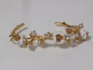 Manschettenarmband - weiße Rosen mit goldenen Blütenblättern - hochwertige Materialien. - Bild 1 von 8