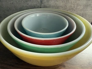VINTAGE 1940er Pyrex Primärfarben verschachtelte Rührschüsseln 4er Set Geschirrspüler Gebrauchsspuren - Bild 1 von 8