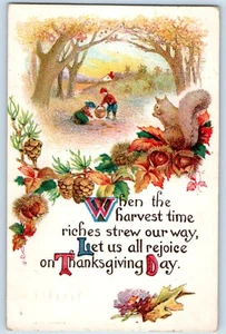 1913 Erntedankfest Eichhörnchen Kinder mit Korb Eicheln geprägte Postkarte - Bild 1 von 3