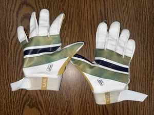 USED 2022 TEAM ISSUED NOTRE DAME FOOTBALL UNDER ARMOUR SHAMROCK SERIES GLOVES - Picture 1 of 4