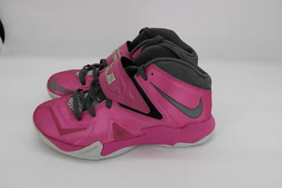Nike Zoom Soldier VII Think Pink LeBron James Zapatos Kay Yow Talla 8.5 599264-600 Foto 1 de 4