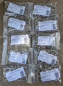 Borchia nuova - cono piccolo 3/8" argento - borsa da 500 (borchie e punte) 101-30ns-500 cadauno - Foto 1 di 6