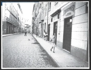 2006 -- BASTIA . KIND MIT FLAGGE IM OKTOBER 1943. 3Y046 - Bild 1 von 1