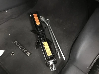 Gato de piso usado se adapta a: Nissan Kicks 2021 grado A Foto 1 de 4