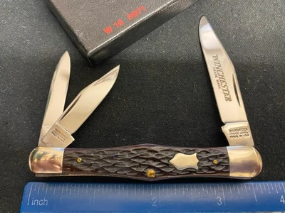 Cuchillo Whittler Winchester USA 3971 Splitback Swell Center, plantilla hueso marrón oscuro Foto 1 de 4