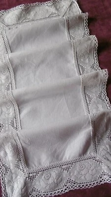 Elégant chemin de table en LIN  entouré de DENTELLE aux motifs de fleurs - Photo 1/4