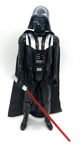 Hasbro Star Wars Darth Vader 2013 con sable de luz Cape 12"" - Imagen 1 de 9