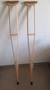 ein Paar Krücken aus Holz die Größe ist verstellbar - Bild 1 von 7