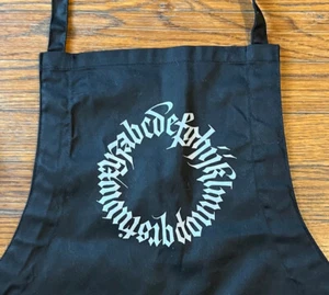 Schürze: mit 2 Taschen - Buzzsaw Alphabet von Ward Dunham HELLBLAU - Bild 1 von 3