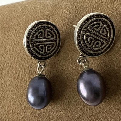 Pendientes colgantes de perlas negras de plata de ley .925 púrpura Foto 1 de 4