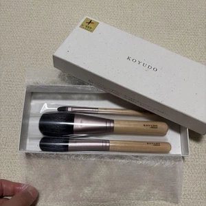 Ensemble de pinceaux de maquillage KOYUDO Koyudo : pinceaux Kumano, poudre, fard à joues et fard à paupières - Photo 1/10