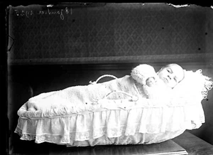 Portrait enfant bébé couffin - ancien négatif photo verre an. 1920 - Picture 1 of 1