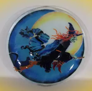Peggy Karr Halloween fliegende Hexe verschmolzenes Glas 13,25" Kunstglasschale - Bild 1 von 3