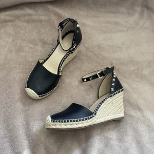 Marc Fisher sandalo donna 8,5 W nero pelle Rockstuds espadrillas plateau zeppa - Foto 1 di 24