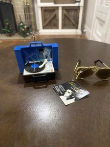 Tocadiscos/gafas de sol doradas Elvis Presley adornos navideños tocadiscos”The King” - Imagen 1 de 16