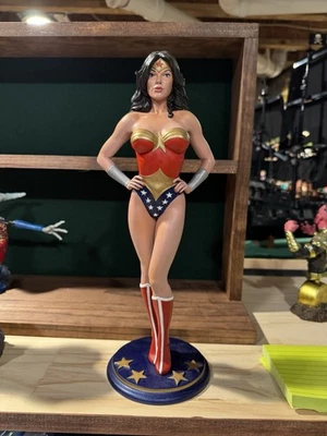Estatua de tamaño completo DC Wonder Woman personalizada Foto 1 de 4