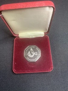 Universiade '83 Edmonton CAN University Games 8 Sided Octagon Coin New In Case - Bild 1 von 15