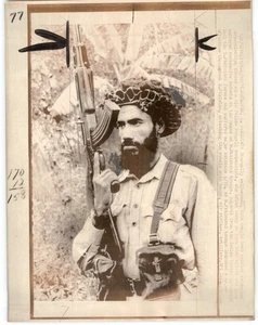Soldado de Bangladesh con rifle de asalto RAJANPUR Pakistán 1971 foto de prensa - Imagen 1 de 2