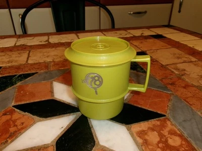 TUPPERWARE VINTAGE  - MUG AVEC COUVERCLE -GRAVE  1978-COLLECTOR - NEUF - Photo 1/4