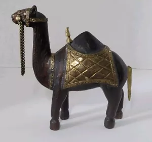 Statua cammello legno vintage intagliato a mano ottone rame intarsiato decorazione India statuina - Foto 1 di 10