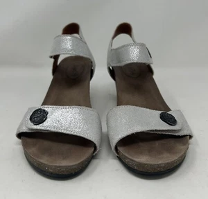 Sandali Taos argento glitter pelle 3" zeppa punta aperta cinturino ad anello con gancio misura 7,5 - Foto 1 di 11