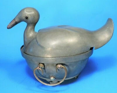 АНТИКВАРНАЯ ОЛОВЯННАЯ КИТАЙСКАЯ УТКА БЕЗДЕЛУШКА ЮВЕЛИРНЫЕ ИЗДЕЛИЯ КОНФЕТЫ КОРОБКА ЛАТУННЫЕ РУЧКИ - Изображение 1 из 4