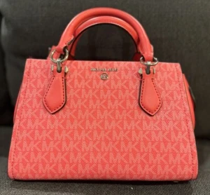 MICHAEL KORS Marilyn kleine Schultasche aus Kunstleder Umhängetasche Geranie (pink) Neu mit Etikett - Bild 1 von 6