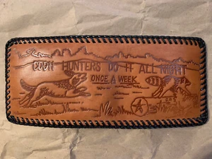 Wallet Bifold Genuine Hand Tooled Leather Made in USA New Old Stock Raccoon Hunt - Imagen 1 de 4