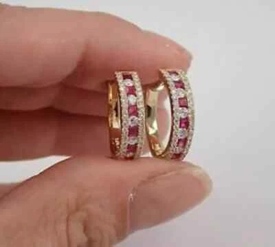 Aretes tipo argolla Huggie de diamantes rubí rojo creados en laboratorio de 2,40 quilates con acabado en oro amarillo de 14 quilates Foto 1 de 2