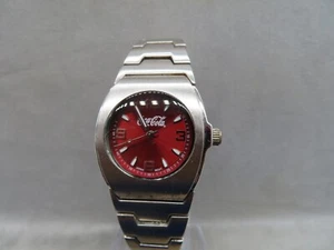 Reloj De Colección Raro Coca Cola Analógico Esfera Roja Banda Tono Plateado Batería Nueva - Imagen 1 de 18