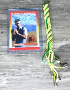 De colección NAPOLEON DYNAMITE ~ Tarjeta de novato del tío Rico y llavero despilfarro por” DEB - Imagen 1 de 4