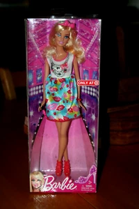 2011 Target Exclusive Runway Barbie bambola in abito motivo labbra - nuova con scatola - Foto 1 di 6
