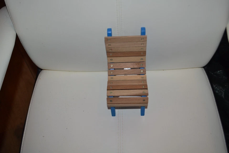 chaise en bois neuf poupee fait artisanalement P/marie francoise mode et travaux - Photo 1/1