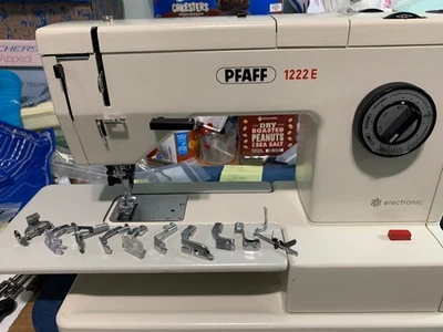 Pfaff 1222E 缝纫机带盒,服务运行顺畅,带压脚 — 第 1/4 张图片