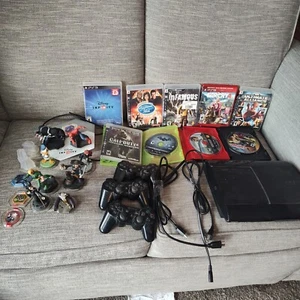 Sony PlayStation 3 CECH-4001B 3 Controllers 9 Games + 15 Disney Infinity Accesso - Picture 1 of 10