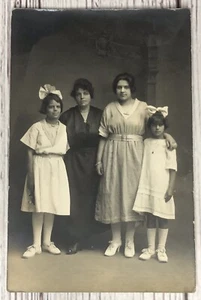RPPC Famiglia Madre Figlie Foto Reale Carta Postale Cartolina d'epoca - Foto 1 di 2
