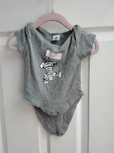 Disney Baby Boys Allinone Short Sleeve Vest Aged 0-3mths Tigger π’ - Picture 1 of 2