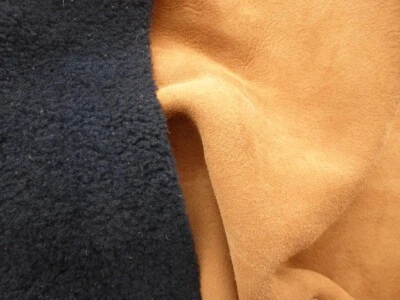 Piel de oveja piel de oveja piel de oveja negro apretado suave cabello rizado con espalda de gamuza coñac Foto 1 de 4