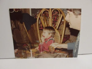 1980S VINTAGE FOUND PHOTOGRAPH COLOR PHOTO ART PHOTO FATHER SON BOY RESTAURANT - Picture 1 of 3