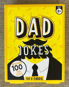 GIOCO DI CARTE PAPÀ SCHERZI include 100 scherzi papà 50 CARDS per tutta la famiglia età 8+ NUOVO  - Foto 1 di 1