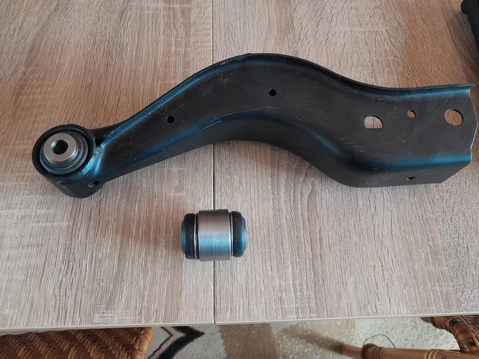 BMW E31 Lager  Querlenker  33321138015 HINTERACHSE OBEN - Bild 1 von 1