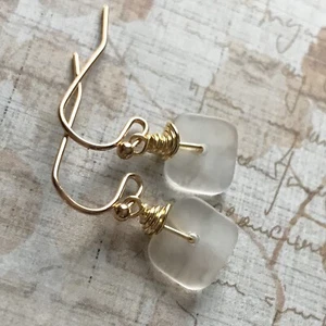Min Favorit Frost Weißes Meer Glas Quadrat & Gold Pl Handwerk Ohrringe Zierlich - Bild 1 von 4